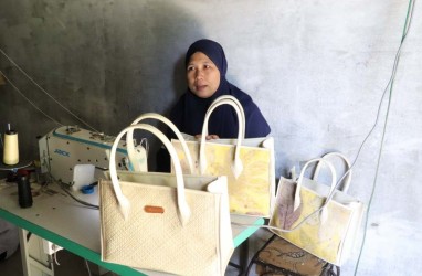 Jelajah UMKM: Karya Tangan Perempuan Penyulam Pandan di Pantai Cermin