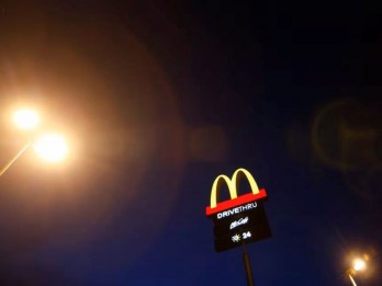 Aksi Boikot, Aktivis Palestina Bagi Makanan Gratis di Depan McDonald's