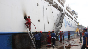 KM Umsini Terbakar Saat Sandar di Pelabuhan Makassar