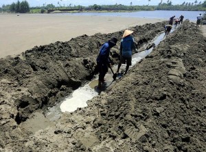 Pengerukan Endapan Pasir Untuk Membuka Muara Sungai di Aceh
