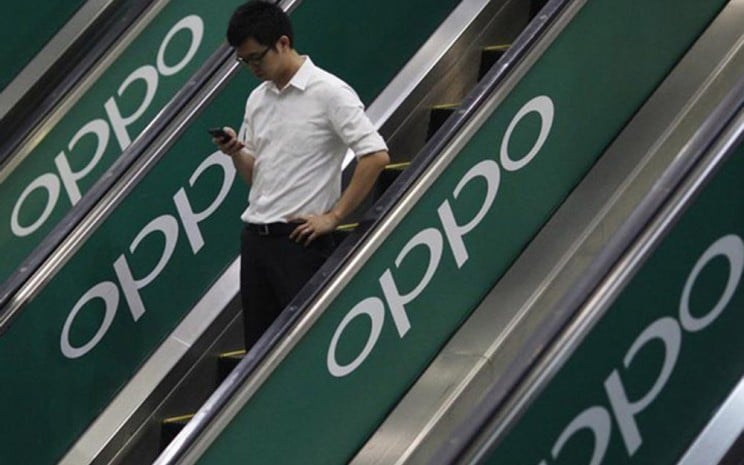 Logo Oppo tampak di stasiun kereta di Singapura. - Reuters/Edgar Su