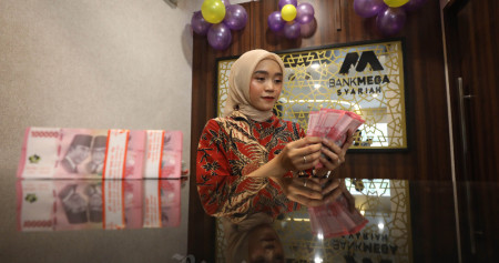 Karyawan menghitung uang rupiah usai acara Peresmian Relokasi Bank Mega Syariah Kantor Cabang Pembantu (KCP) Kelapa Gading di Jakarta, Senin (10/6/2024). Bisnis/Eusebio Chrysnamurti