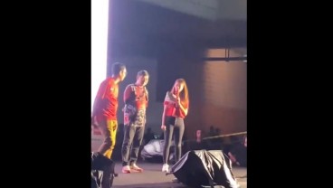 Viral! Sedang Nobar, Towel Disambit Botol Minuman oleh Penonton