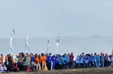 Aksi Pungut Sampah di Pacitan Diharapkan Dukung Wisata Selancar