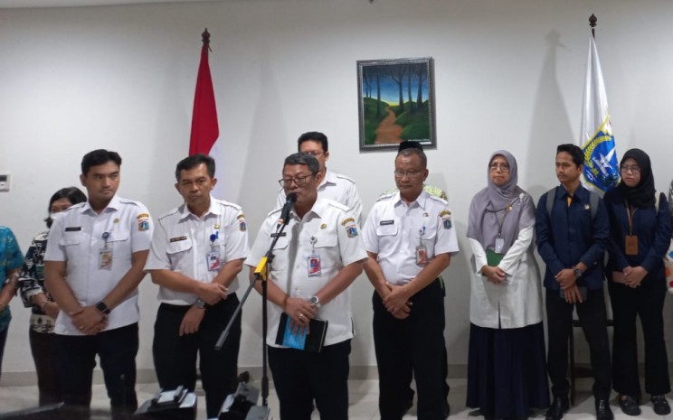 Plt. Kepala Dinas Pendidikan DKI Jakarta, Budi Awaluddin memberikan keterangan dalam konferensi pers di Kantor Disdik DKI, Jakarta Selatan, Rabu (12/6/2024). Dia membeberkan tindak lanjut terhadap video viral remaja yang menyinggung anak Palestina di suatu restoran cepat saji. - Bisnis/Reyhan Fernanda Fajarihza