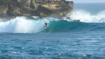 Ini Dia 10 Pantai Terbaik untuk Surfing di Tanah Air, Favorit Para Peselancar