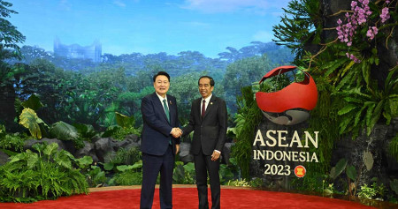 Presiden Joko Widodo (kanan) menyambut kedatangan Presiden Republik Korea Selatan Yoon Suk Yeol, sebelum ASEAN-Republic of Korea (ROK) Summit ke-24 di Jakarta, Rabu (6/9/2023). Media Center KTT ASEAN 2023/Dwi Prasetya