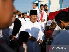 Prabowo Salat Iduladha di Hambalang, Bagikan Puluhan Sapi Kurban