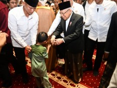 Wapres Maruf Salat Id dan Serahkan Sapi Kurban di Masjid Istiqlal