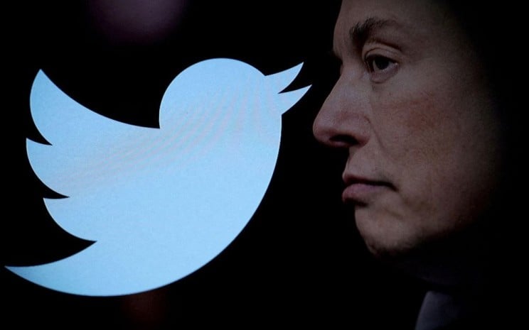 Ilustrasi logo Twitter dan foto Elon Musk. - Reuters/Dado Ruvic