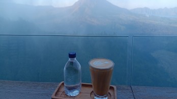 Menikmati Pemandangan Gunung Batur dari Cafe Terbesar di Asia Tenggara