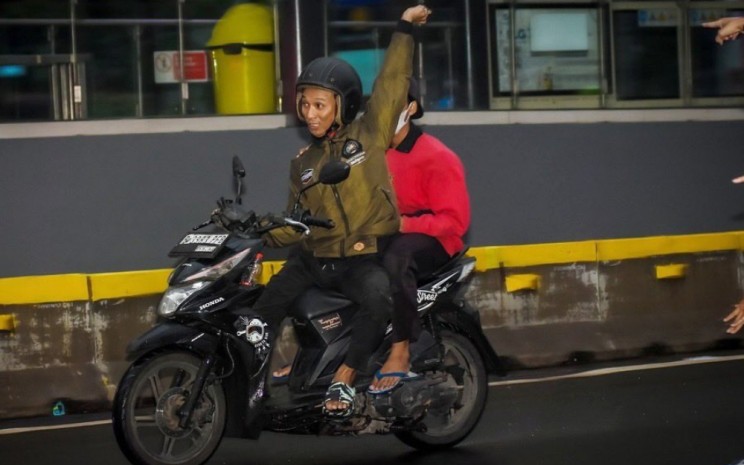 Aksi penjambret bersepeda motor yang tertangkap kamera fotografer pada hari bebas kendaraan bermotor atau car free day (CFD) di kawasan Sudirman, Minggu (16/6/2024). - Instagram/@asnanfoto