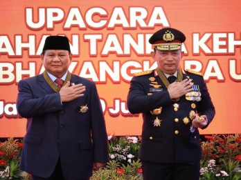Prabowo Subianto Dianugerahi Tanda Kehormatan Bintang Bhayangkara Utama