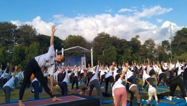 Ratusan Orang Ikut Peringatan Hari Yoga Internasional di Bali