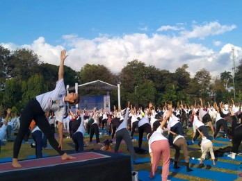 Ratusan Orang Ikut Peringatan Hari Yoga Internasional di Bali