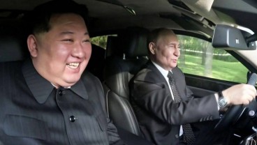 Momen Akrab Putin dan Kim Jong-Un Jalan-Jalan Naik Mobil Limosin