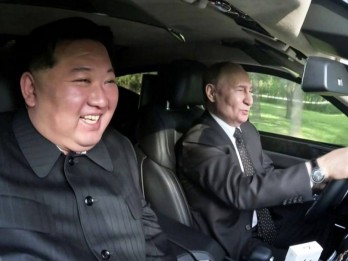 Momen Akrab Putin dan Kim Jong-Un Jalan-Jalan Naik Mobil Limosin