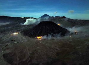 Gunung Batok di Kawasan Taman Nasional Bromo Tengger Semeru Masih Terbakar