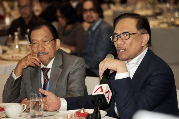Mantan Wakil Perdana Menteri Malaysia (kini PM Malaysia) Anwar Ibrahim didampingi CEO Executive Center for Global Leadership (ECGL) Tanri Abeng di Jakarta, Rabu (4 7 2018)/ Bisnis - Felic Jody Kinarwa