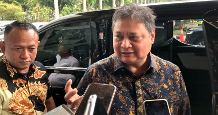 Menteri Koordinator bidang Perekonomian Airlangga Hartarto menanggappi pertanyaan wartawan di kantor Kemenko Perekonomian, Jumat (31/5/2024)/Bisnis-Annasa Rizki Kamalina