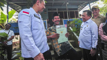 Penyerahan Sertifikat Tanah Langsung Warga