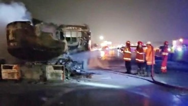 Kesigapan Damkar, Jasamarga dan Pertamina Padamkan Mobil Tangki di Tol