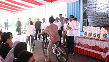 Jokowi Pastikan Bansos Pangan sampai Desember, Berasnya Premium!