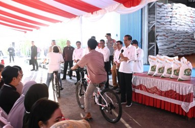 Jokowi Pastikan Bansos Pangan sampai Desember, Berasnya Premium!