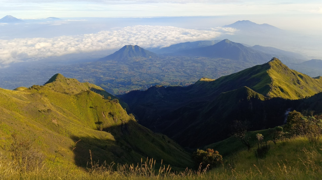 Pemandangan dari atas Puncak Suwanting Gunung Merbabu. /Bisnis-Hafiyyan.