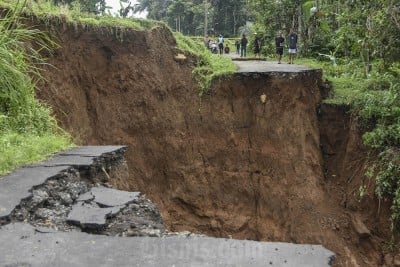 Kampung di kabupaten Tasikmalaya Terisolir Karena Jalan Longsor