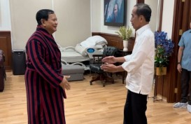 Jokowi Jenguk Prabowo Pasca-operasi Kaki dan Minta Masyarakat Doakan Kesembuhannya