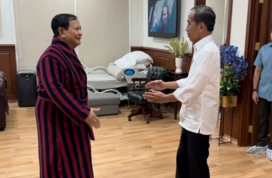 Jokowi Jenguk Prabowo Pasca-operasi Kaki dan Minta Masyarakat Doakan Kesembuhannya