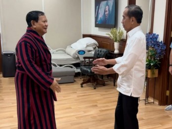 Jokowi Jenguk Prabowo Pasca-operasi Kaki dan Minta Masyarakat Doakan Kesembuhannya