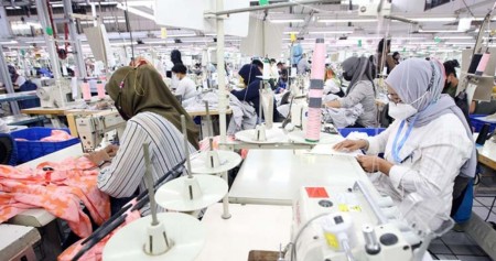 Sejumlah karyawan tengah memproduksi pakaian jadi di salah satu pabrik produsen dan eksportir garmen di Bandung, Jawa Barat, Selasa (25/1/2022). Bisnis/Rachman.