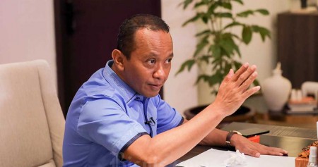 Menteri Investasi/Kepala Badan Koordinasi Penanaman Modal (BKPM) Bahlil Lahadalia saat wawancara dengan Bisnis Indonesia di Jakarta, Selasa (25/10/2022). Bisnis/Himawan L Nugraha