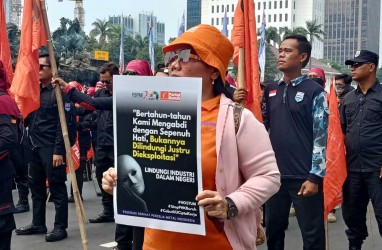 Badai PHK, Demo Buruh Desak Jokowi Lindungi Industri Lokal