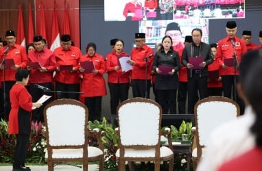 Megawati Lantik Adian Napitupulu Jadi Wasekjen PDIP