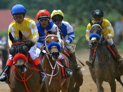 Joki Adu Cepat Pada Pacuan Kuda Open Race Wali Kota Bukittinggi Cup