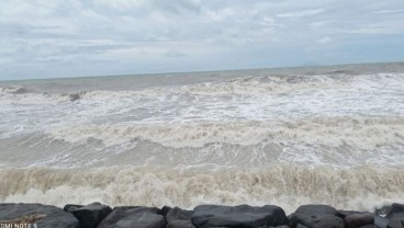 Wisatawan Dilarang Berenang di Pantai Selatan Banten