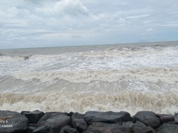 Wisatawan Dilarang Berenang di Pantai Selatan Banten