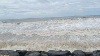 Wisatawan Dilarang Berenang di Pantai Selatan Banten