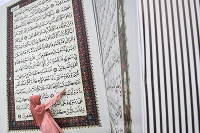 Replika Al-Quran raksasa di Masjid Al-Adzom Tangerang