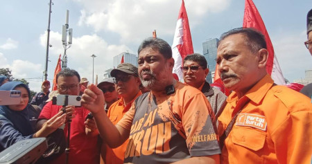 Presiden Konfederasi Serikat Pekerja Indonesia (KSPI) Said Iqbal dalam aksi demonstrasi tolak Omnibus Law Cipta Kerja di kawasan Patung Kuda Monas, Jakarta, Senin (8/7/2024) - BISNIS/Ni Luh Anggela.