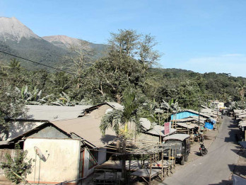 Hujan Abu Vulkanik Erupsi Gunung Lewotobi Laki-Laki di Flores Timur