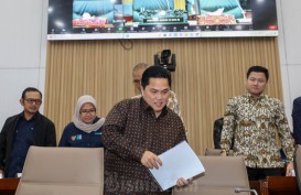 Ada Kaleng Khong Guan Isi Rengginang Saat Komisi VI DPR Ketok PMN BUMN 2025