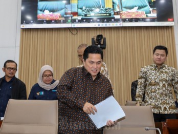 Ada Kaleng Khong Guan Isi Rengginang Saat Komisi VI DPR Ketok PMN BUMN 2025