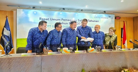 Jajaran direksi PT Garuda Indonesia (Persero) Tbk. (GIAA) dalam Rapat Umum Pemegang Saham Tahunan (RUPST) Rabu (22/5/2024). (Bisnis/Rizqi Rajendra).