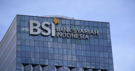 Logo PT Bank Syariah Indonesia Tbk. (BRIS) di kantor pusat yang berada di Jakarta. /Bloomberg-Dimas Ardian