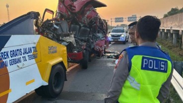 Elf Tabrak Belakang Truk di Tol Solo-Ngawi, 6 Orang Meninggal