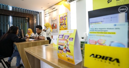 Karyawan melayani nasabah di kantor cabang Adira Finance di Jakarta, Senin (4/3/2024). Bisnis/Abdurachman